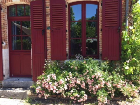 La Maison aux Volets Rouges